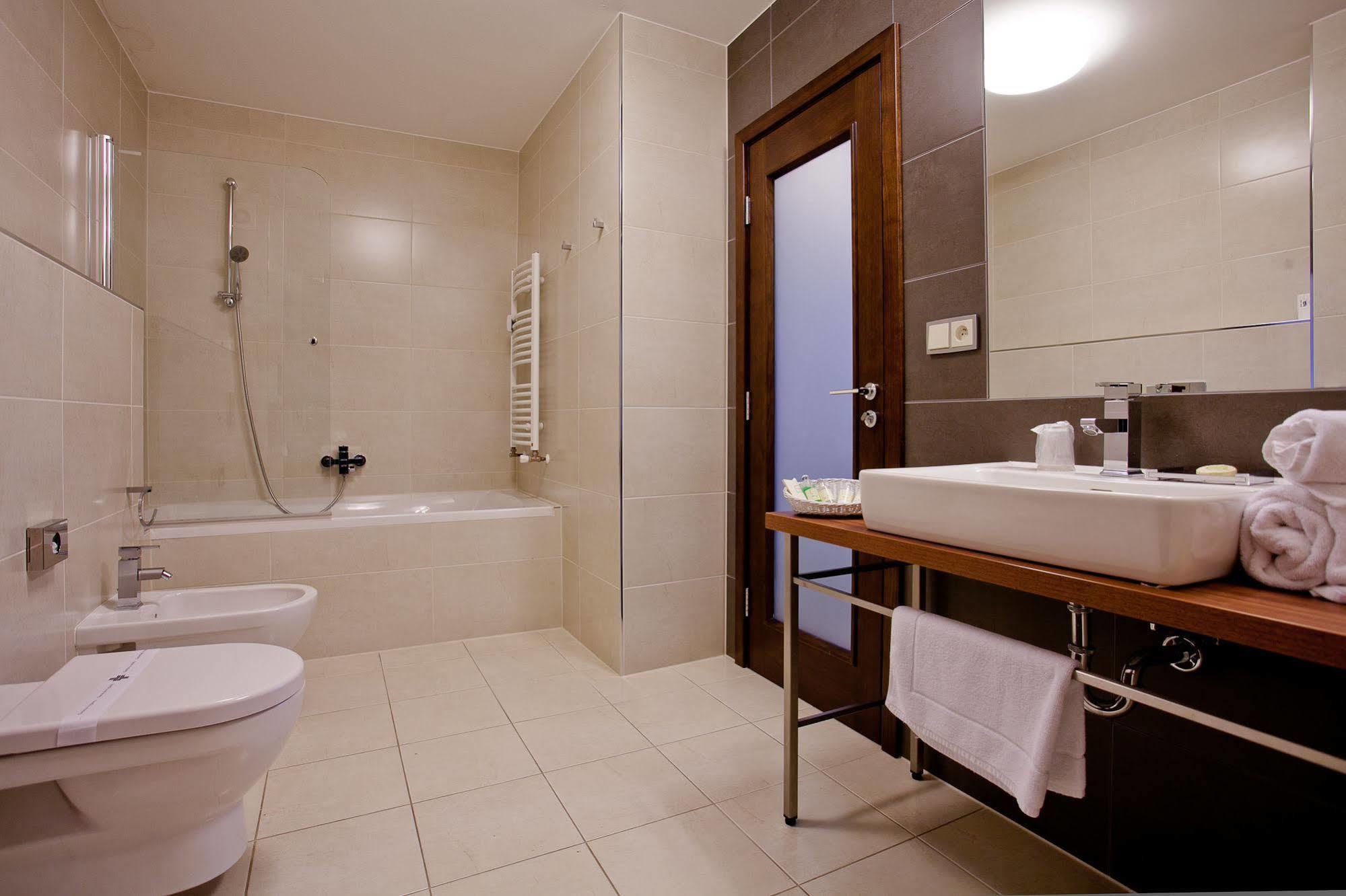 Golden Fish Apartmany Xia Plzen Exterior photo